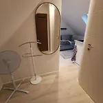 Dachzimmer Mit Kochecke Und Duschbad, Nahe Messe Apartment *