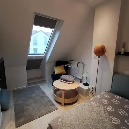 アパート Dachzimmer Mit Kochecke Und Duschbad, Nahe Messe ハノーファー