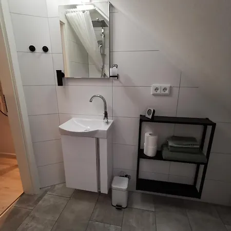 アパート Dachzimmer Mit Kochecke Und Duschbad, Nahe Messe ハノーファー