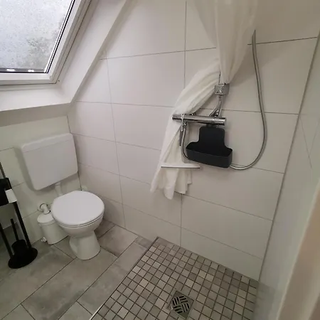 Apartament Dachzimmer Mit Kochecke Und Duschbad, Nahe Messe