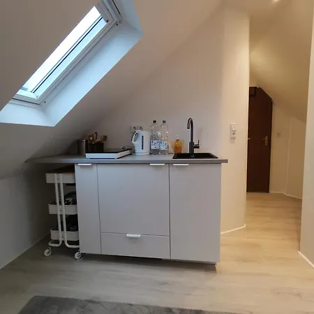 アパート Dachzimmer Mit Kochecke Und Duschbad, Nahe Messe *