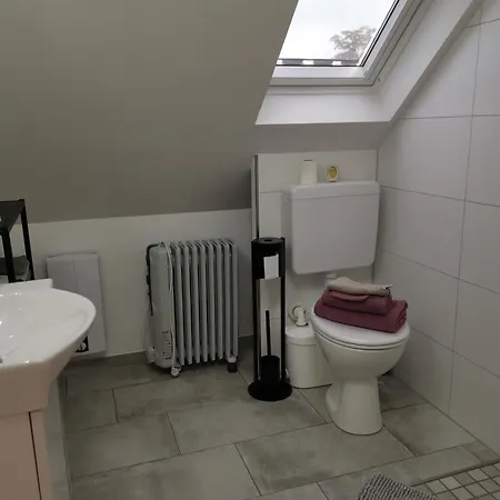 Dachzimmer Mit Kochecke Und Duschbad, Nahe Messe アパート