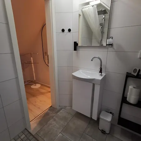 アパート Dachzimmer Mit Kochecke Und Duschbad, Nahe Messe