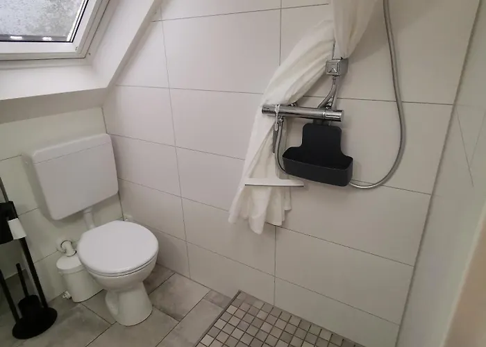 Apartman Dachzimmer Mit Kochecke Und Duschbad, Nahe Messe