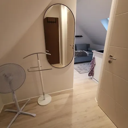 Dachzimmer Mit Kochecke Und Duschbad, Nahe Messe Daire *